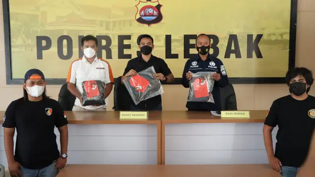 Satreskrim Polres Lebak Tunjukkan Barang Bukti. (Jumat, 26/11/2021). (Dokumentasi Polres Lebak).