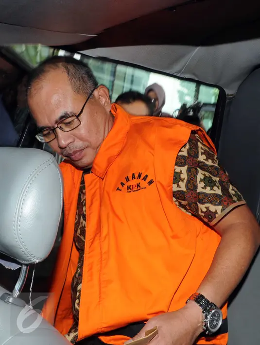 Bupati Muba, Pahri Azhari memasuki mobil tahanan usai diperiksa KPK, Jakarta, Rabu (6/1/2016). KPK memperpanjang penahanan terhadap Bupati Muba, Pahri Azhari dan istri Lucianty selama 40 hari ke depan. (Liputan6.com/Helmi Afandi)