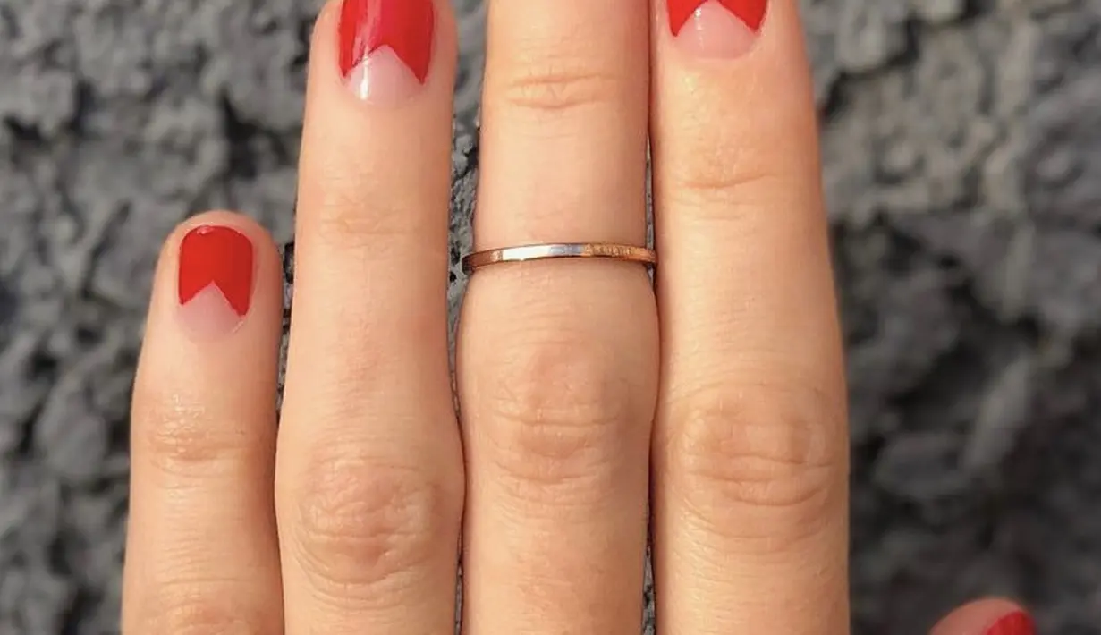Warna merah dengan desain geometris juga menjadi kreasi nail art yang menggemaskan