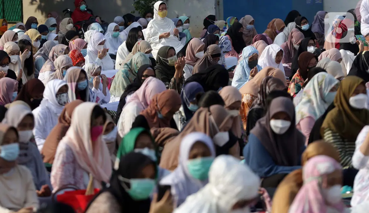 Umat muslim berdoa usai melaksanakan shalat Idul Fitri 1442 H di Lapangan Masjid Agung Al Azhar, Jakarta, Kamis (13/5/2021). Ribuan umat muslim melaksanakan shalat Idul Fitri 1442 H di Lapangan Masjid Agung Al Azhar dengan menerapkan protokol kesehatan ketat. (Liputan6..com/Helmi Fithriansyah)