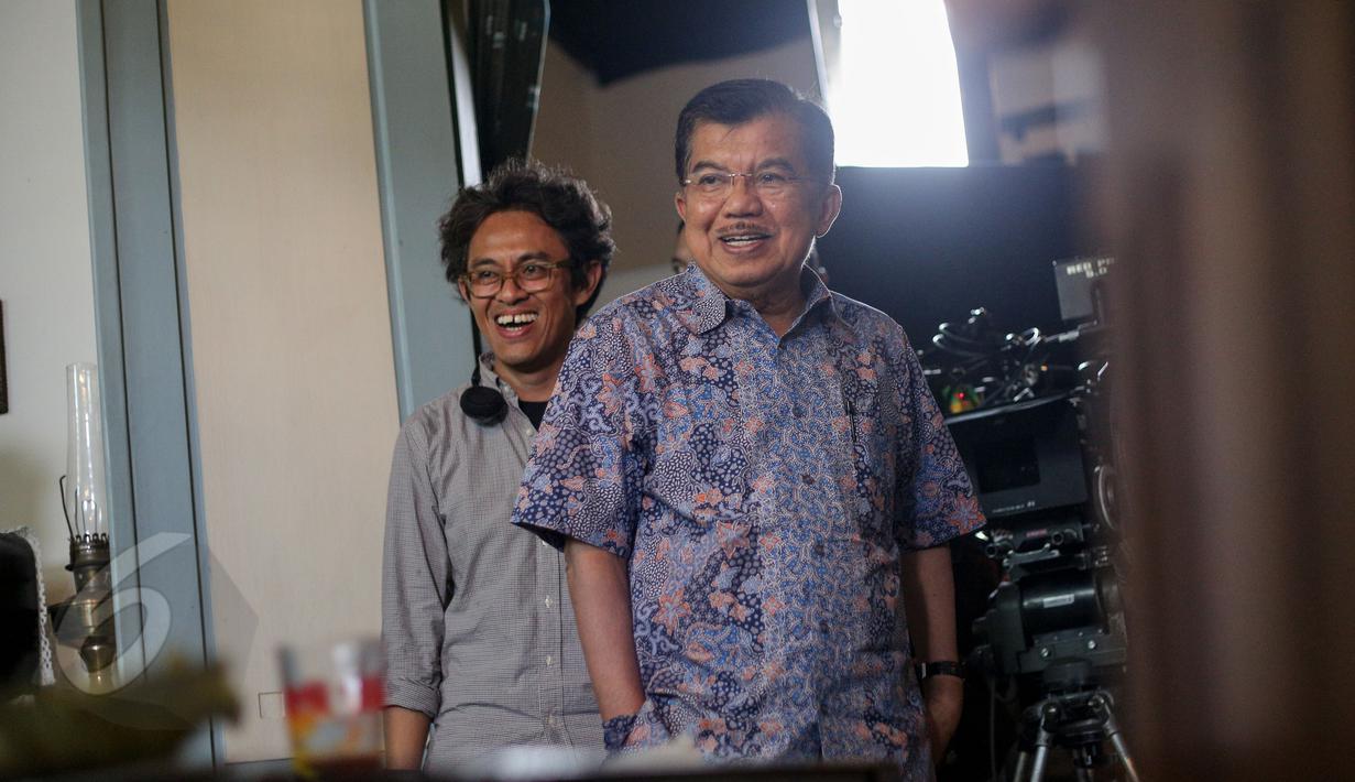 Wakil Presiden Jusuf Kalla melihat lokasi syuting film 'Athirah' di Makassar, Minggu (7/6/2015). Riri Riza menemani Jusuf Kalla berkeliling melihat lokasi syuting. (Liputan6.com/Faizal Fanani)