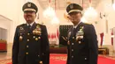 Panglima TNI Marsekal Hadi Tjahjanto bersama KSAU Marsekal TNI Yuyu Sutisna seusai acara pelantikan di Istana Negara, Jakarta, Rabu (17/1). Marsekal Madya TNI Yuyu Sutisna dilantik oleh Presiden Jokowi menjadi KSAU. (Liputan6.com/Pool/Randi)