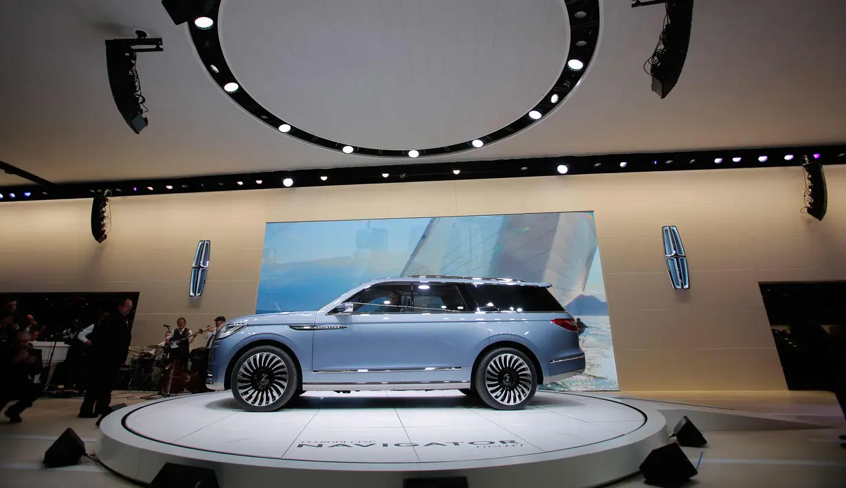 Mobil konsep Lincoln Navigator saat dipamerkan dalam acara New York International Auto Show 2016 di Manhattan, New York (23/3). Mobil ini didesain berkonsep unik dengan fasilitas anak tangga serta pintu yang lebar. (REUTERS/Eduardo Munoz)