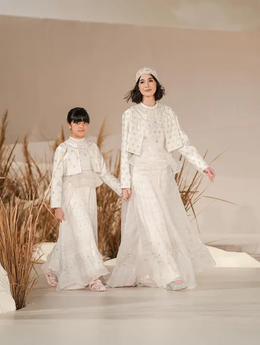 Gamis yang dipadukan dengan outer juga tak kalah menarik dipakai di Hari Raya, seperti tampilan Marsha Timothy ini.   [Foto: IG/wearingklamby].
