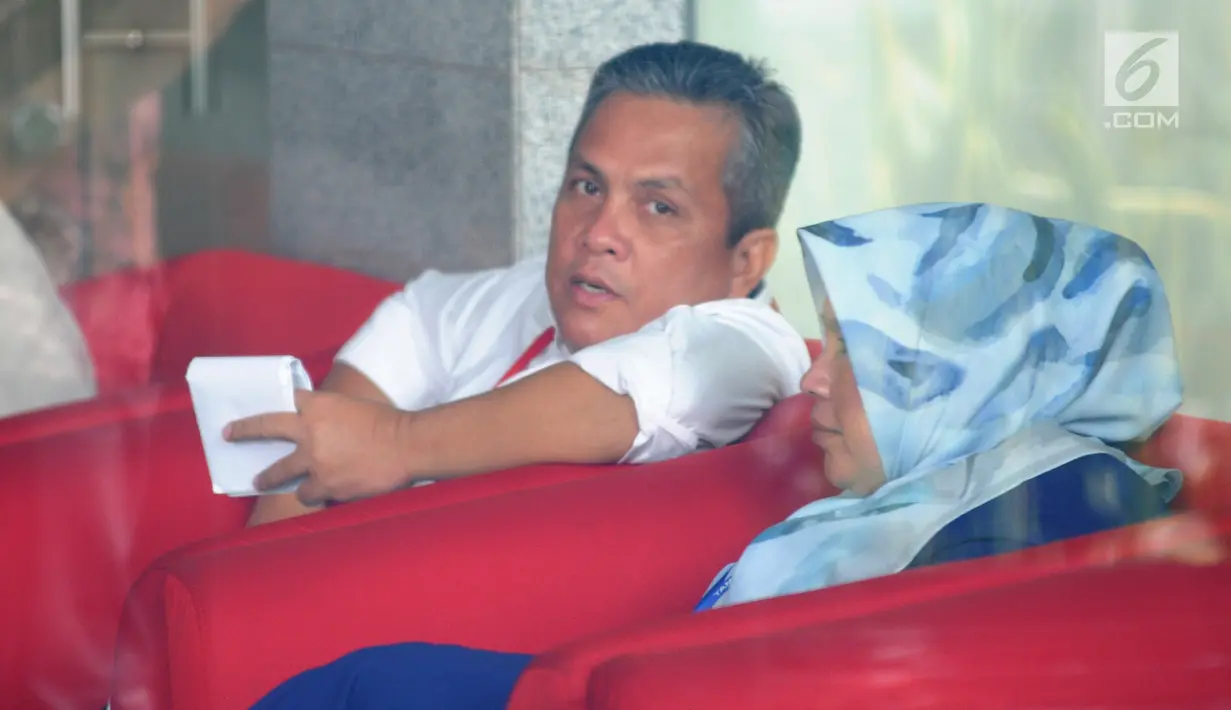 Ketua DPRD Kabupaten Labuhanbatu, Dahlan Bukhari berada di ruang tunggu untuk menjalani pemeriksaan di Gedung KPK, Jakarta, Rabu (21/11). Dahlan Bukhari diperiksa sebagai saksi untuk tersangka Swasta Thamrin Ritonga. (Merdeka.com/Dwi Narwoko)