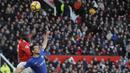 Duel pemain Manchester United, Romelu Lukaku dan pemain Chelsea, Cesar Azpilicueta pada lanjutan Premier League di Old Trafford stadium, Manchester, (25/2/2018). Manchester United menang 2-1. (AP/Rui Vieira)