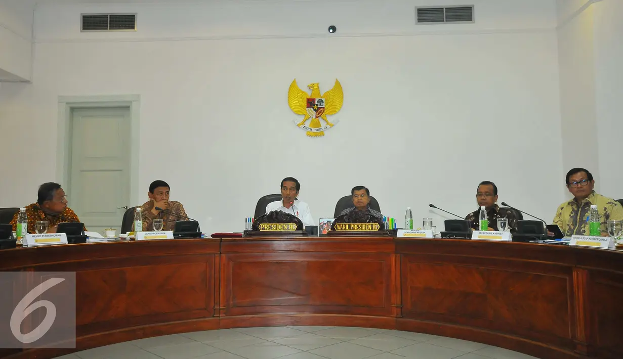 Presiden Jokowi di dampingi Wapres Jusuf Kalla saat rapat terbatas di Istana, Jakarta, Rabu (11/1). Di tahun 2017, pemerintah menargetkan restorasi lahan gambut capai 400 ribu hektar di tujuh provinsi tersebut. (Liputan6.com/Angga Yuniar)
