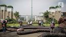 Aktivis Greenpeace menggelar aksi di depan Gedung DPR RI, Jakarta, Selasa (5/10/2021). Dalam aksinya, mereka membawa gurita raksasa sebagai simbol oligarki serta menyerukan kepada pemerintah agar serius mengatasi pandemi dan memberantas korupsi energi. (Liputan6.com/Faizal Fanani)