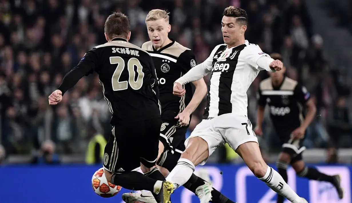 Aksi Ronaldo dkawal dua pemain Ajax pada leg kedua laga perempat final Liga Champions yang berlangsung di Stadon Allianz, Turin, Rabu (17/4). Juventus kalah 1-2 Kontra Ajax. (AFP/Isabella Bonotto)