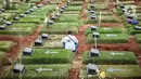 Seorang pria berada di pemakaman khusus jenazah dengan protokol COVID-19 di TPU Pondok Ranggon, Jakarta Timur, Selasa (5/1/2021). Lahan pemakaman khusus jenazah dengan protokol COVID-19 di TPU Pondok Ranggon sudah penuh sejak bulan November 2020 lalu. (Liputan6.com/Faizal Fanani)