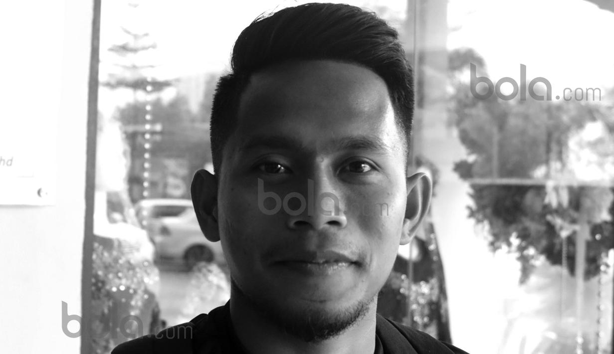 Andik Vermansah terlihat ceria dengan model rambut barunya sebelum berangkat bersama timnya ke Pulau Penang, Malaysia, Kamis (28/1/2016). (Bola.com/Nicklas Hanoatubun)