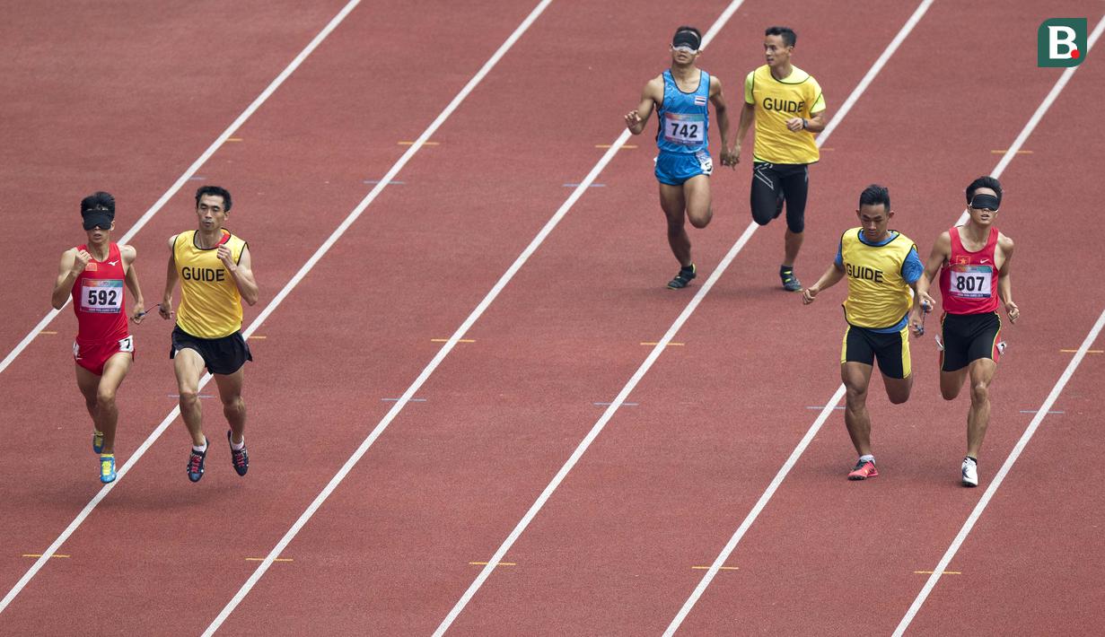 Dongdong Di asal China memimpin lomba para atletik nomor lari 400 meter putra klasifikasi T11 pada Asian Para Games 2018, di Stadion Utama Gelora Bung Karno Jakarta, Kamis(11/10/2018).  (Bola.com/Peksi Cahyo)