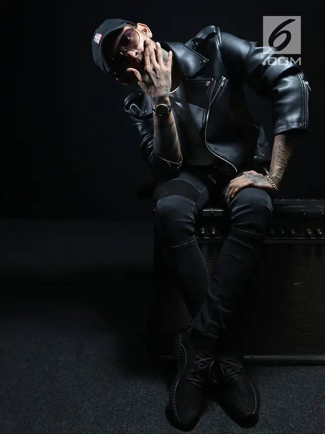 Gaya Maskulin Young Lex Berjaket Kulit
