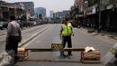 Jalan Jatinegara Barat Jakarta kembali ditutup pada Jumat (21/8/2015). Penutupan terkait proses penggusuran warga yang tinggal di sekitar bantaran Kali Ciliwung di Kampung Pulo Jakarta Timur. (Liputan6.com/Helmi Fithriansyah)