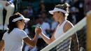 Petenis asal Jepang, Kurumi Nara bersalaman dengan Kurumi Nara dari Jepang usai pertandingan pada hari kedua tunggal putri Kejuaraan Tenis Wimbledon di London, (3/7).  Dalam pertandingan ini Kurumi Nara takluk dari Simona Halep. (AP Photo / Ben Curtis)