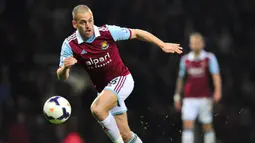 Joe Cole. Eks gelandang serang Inggris berusia 40 tahun yang kini menjabat pelatih teknik tim remaja Chelsea ini pernah dua kali memperkuat West Ham United. Di periode pertamanya ia bertahan 5 musim pada 1998/1999 hingga 2002/2003 dan total tampil dalam 150 laga di semua ajang dengan mencetak 13 gol. Sementara periode keduanya berlangsung selama dua musim pada 2012/2013 dan 2013/2014 usai didatangkan dari Liverpool. Ia total tampil dalam 37 laga di semua ajang pada periode keduanya dengan mencetak 5 gol. (AFP/Glyn Kirk)