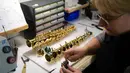 Pekerja mengecek key lever saksofon di pabrik Selmer Saxophone, Mantes-la-Ville, (17/1). Saksofon adalah instrumen yang masih tergolong dalam aerophone, single-reed woodwind woodwind instrument. (AFP Photo/Alain Jocard)