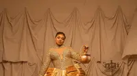 Gaun Unik Berbahan 500 Roti Curi Perhatian di African Film Awards