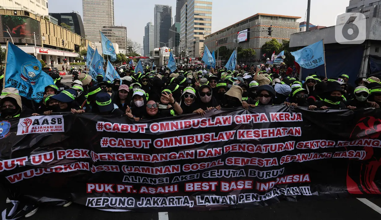 Kemudian bergerak menuju Gedung Mahkamah Konstitusi (MK) di Jalan Merdeka Barat dan puncak aksi akan berlangsung di Istana Jakarta. (Liputan6.com/Johan Tallo)