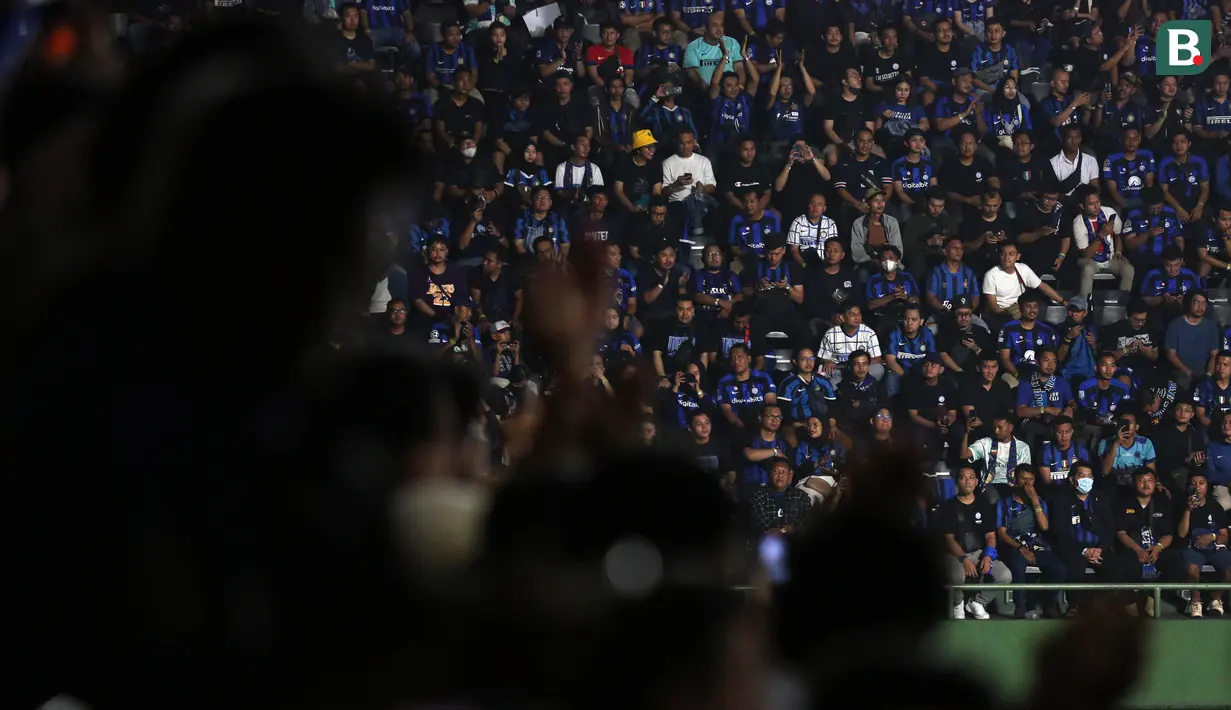 Ribuan anggota komunitas dari Inter Club Indonesia (ICI) hadir untuk mendukung tim kesayangan mereka berlaga di final Liga Champions 2022/2023 dalam acara nonton bareng yang berlangsung di Tennis Indoor Senayan, Jakarta, Minggu (11/6/2023) dini hari WIB. (Bola.com/Bagaskara Lazuardi)