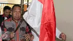 Jannes Johan Karubaba saat akan menjalani sidang perdana di Gedung Tipikor, Jakarta, Senin (13/7/2015). Karubaba diduga melakukan korupsi pengadaan "Detailing Engineering Design" di Sungai Mamberamo dan Urumka. (Liputan6.com/Helmi Afandi)
