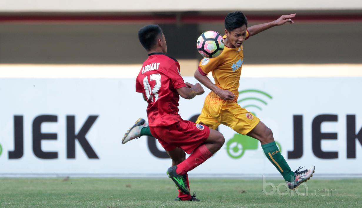 Pemain Sriwijaya FC U-19, Adistya Wicaksana (kanan) berusaha melewati adangan pemain Persija Jakarta U-19, pada laga perdana Liga 1 U-19 di Stadion Patriot, Bekasi, Sabtu (8/7/2017). Persija U19 bermain imbang 1-1. (Bola.com/Nicklas Hanoatubun)