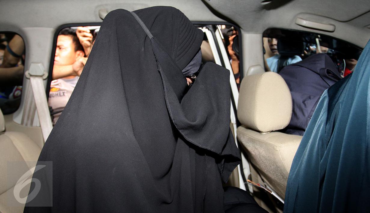 Artis AA menggunakan cadar saat tiba di Pengadilan Jakarta Selatan, Jakarta, Kamis (1/10/2015). Artis AA datang untuk menjadi saksi kasus prostitusi online dengan tersangka RA alias Robbie Abbas. (Liputan6.com/Yoppy Renato)