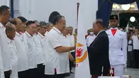Ketua Umum KONI Pusat, Marciano Norman (kanan), melantik Muhammad Budiana dan jajarannya sebagai pengurus KONI Jawa Barat periode 2022-2026. (Bola.com/Erwin Snaz)
