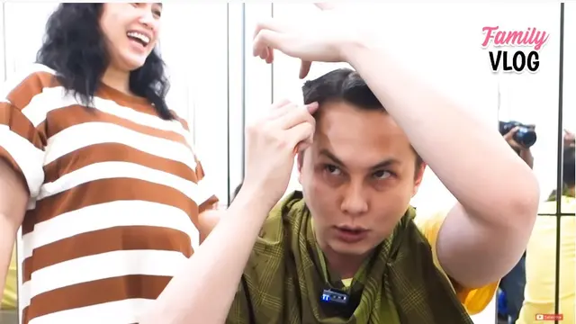 7 Momen Ussy Sulistiawaty Cukur Rambut Andhika Pratama Ini Hasilnya Keren