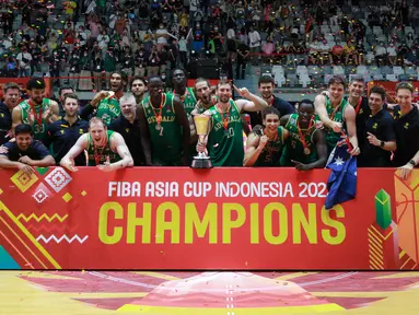 Australia berhasil merebut gelar juara FIBA Asia Cup 2022 usai menumbangkan Lebanon lewat kemenangan tipis satu bola, 75-73 dalam laga final di Istora Senayan, Jakarta, Minggu (24/7/2022) malam WIB. Laga yang dipenuhi drama di kuarter ke-4 tersebut akhirnya menjadi milik Australia yang sukses mempertahankan gelarnya setelah sebelumnya juga menjadi yang terbaik di edisi terakhir pada 2017. (Bola.com/Bagaskara Lazuardi)