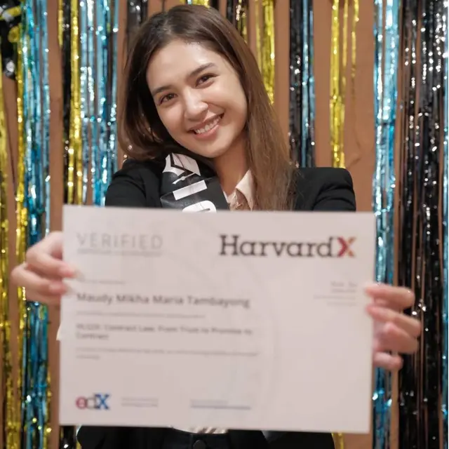 Momen Perayaan Kelulusan Mikha Tambayong dari S2 Harvard University, Penuh Suka Cita. (Sumber: Instagram/miktambayong dan Instagram/lolitamalaihollo)