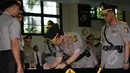 Irjen Pol Ronny Frangky Sompie (kiri) menandatangani surat penugasan saat upacara Sertijab di Mabes Polri, Selasa (17/3/2015). Irjen Pol Ronny Frangky Sompie menggantikan Irjen Pol Julius Benny Mokalu sebagai Kapolda Bali. (Liputan6.com/Johan Tallo) 