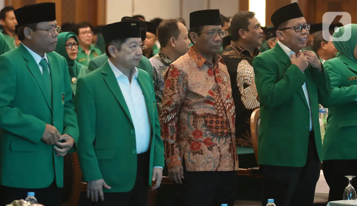 Menko Polhukam Mahfud Md didampingi Plt Ketua Umum PPP Suharso Monoarfa menghadiri Musyawarah Kerja Nasional (Mukernas) ke V PPP di Jakarta, Sabtu (14/12/2019). Salah satu agenda yang akan dibahas dalam acara ini adalah pelaksanaan Muktamar PPP. (Liputan6.com/Angga Yuniar)