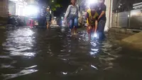 Banjir di Wonocolo yang merupakan kampung halaman Gubenur Khofifah. (Dian Kurniawan/Liputan6.com)