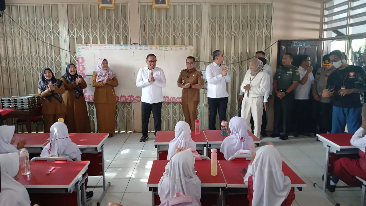 Wakil Menteri Investasi dan Hilirisasi Todotua Pasaribu meninjau pelaksanaan program Makan Bergizi (MBG) di SDN Lengkong, Serpong, Kota Tangerang Selatan (Tangsel), pada Senin (13/1/2025).