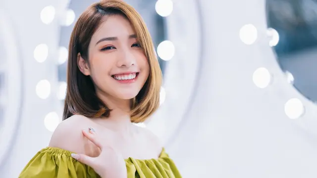 tersenyum bahagia mandiri