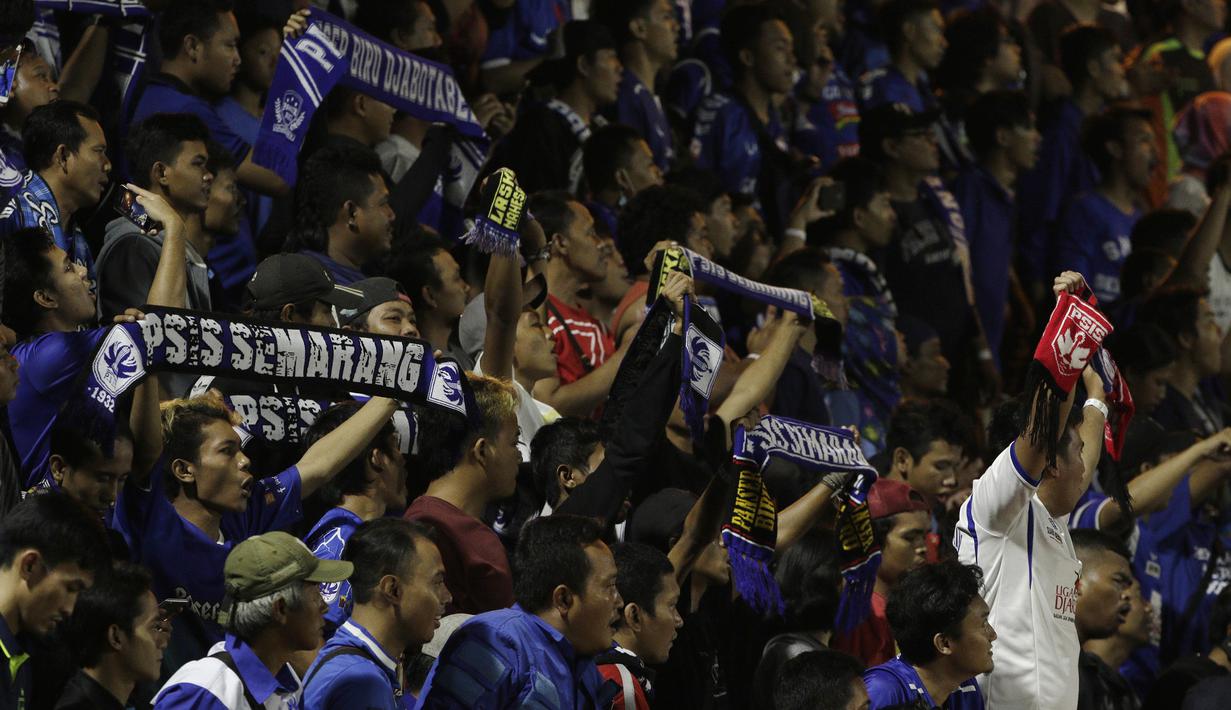 Suporter PSIS Semarang memberikan dukungan saat melawan Bhayangkara FC pada laga Piala Indonesia di Stadion PTIK, Jakarta, Selasa (19/2). Bhayangkara FC bermain imbang 1-1 melawan PSIS. (Bola.com/Yoppy Renato)