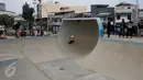 Seorang anak bermain skate board di Kalijodo, Jakarta, Rabu (4/1). Mengisi hari libur Kalijodo dipenuhi ratusan warga, Anak - anak, orang tua, remaja bermain memeras tenaga untuk memuaskan adrenalin mereka. (Liputan6.com/Johan Tallo)