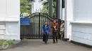 Menteri Kelautan dan Perikanan, Susi Pudjiastuti usai menemui Presiden Jokowi di Istana Merdeka, Jakarta, Senin (22/6). Kedatangan Menteri Susi untuk melaporkan dicabutnya izin 15 perusahaan ikan terkait illegal fishing. (Liputan6.com/Faizal Fanani)