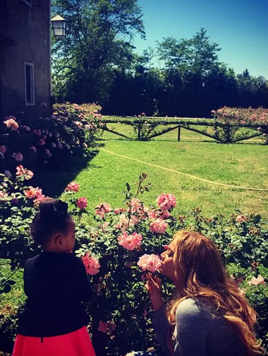 Beyonce dan putrinya, Blue Ivy Carter, menikmati hari minggu mereka yang cerah di taman bunga. (via instagram/@beyonce)
