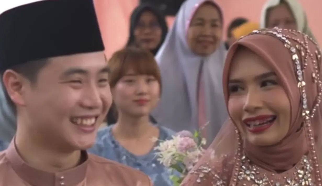 <p>Setelah akad nikah, kedua pasangan ini memamerkan buku nikah. Terlihat sang pengantin perempuan mengenakan baju senada berpayet lengkap dengan kerudungnya. [Instagram/@kimgunwoooooo]</p>