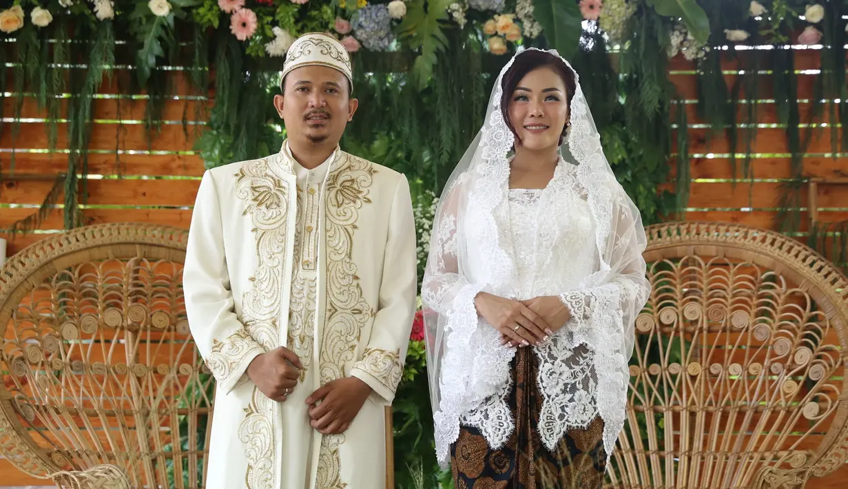 Chef Aiko sendiri tampil cantik dengan riasan wajah yabg natural dan menggunakan kebaya modern putih. Sang suami pun memakai pakaian dengan warna yang senada. (Nurwahyunan/Bintang.com)