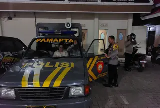 Anggota ketika melakukan peanggerebekan di salah satu Hotel Tuban. (istimewa)