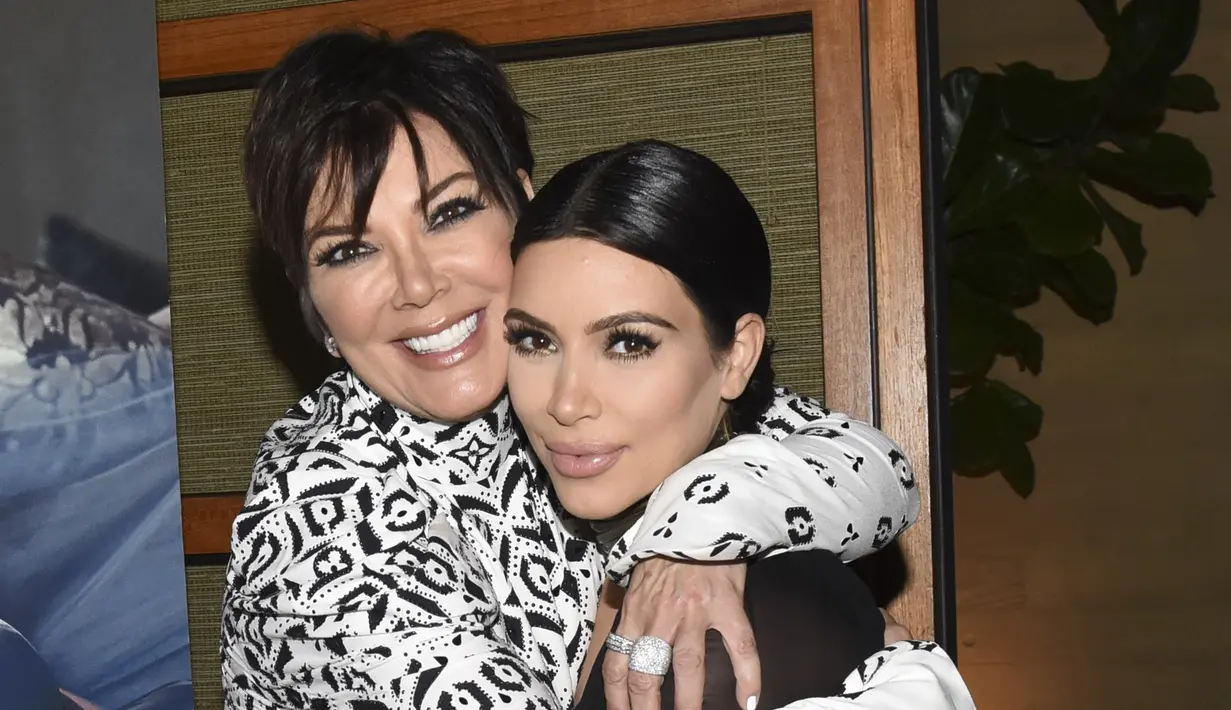 Kim Kardashian yang baru saja merayakan ulang tahunnya yang ke-36 mendapat ucapan manis dari ibunya, Kris Jenner. Lewat unggahan foto, Kris menyertakan tulisan yang sedikit mengingatkan masa lalu. (AFP/Bintang.com)