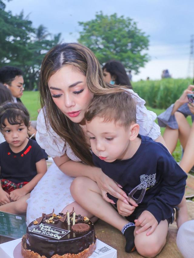 7 Potret Celine Evangelista Rayakan Ulang Tahun Anak, Seru di Pinggir Sawah