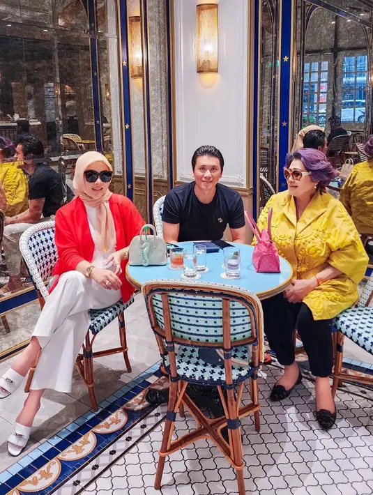 Syahrini dengan kemeja putih dan knitted cardigan merah. Sedangkan Reiko Barack mengenakan oversized shirt berwarna kuning. [@princessyahrini].