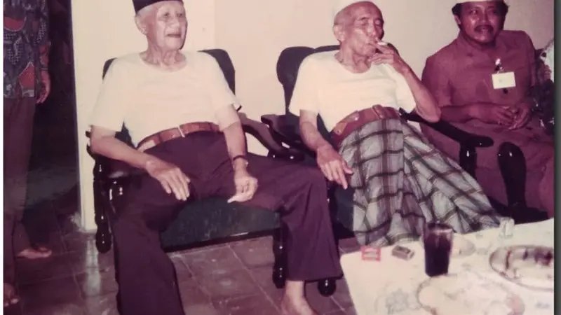 Dua anggota Ahlul Halli wal Aqdi pada Muktamar NU Situbondo 1984, KH. Mahrus Ali dan KH. Masjkur. Kedua beliau nampak asyik menikmati kopi dan rokok kretek disela muktamar. (Foto: Laduni.id)