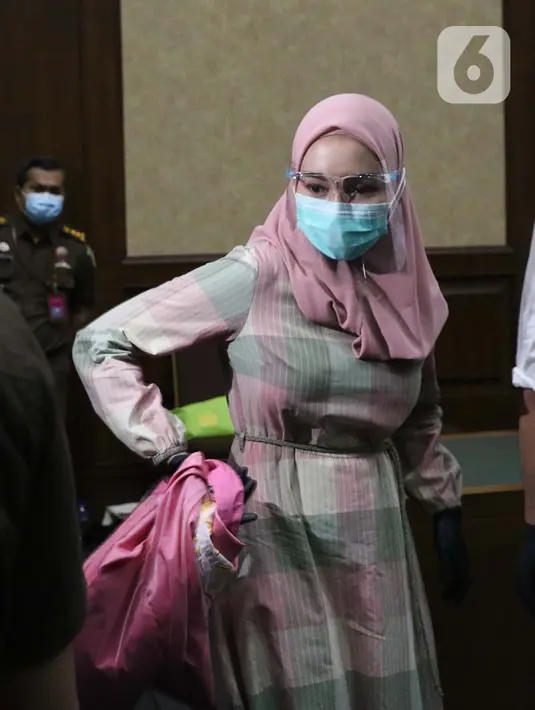 Tersangka dugaan korupsi dan tindak pidana pencucian uang terkait kepengurusan fatwa untuk Djoko Tjandra di Mahkamah Agung, Pinangki Sirna Malasari bersiap menjalani sidang perdana di Pengadilan Tipikor Jakarta, Rabu (23/9/2020). Sidang beragenda pembacaan dakwaan. (Liputan6.com/Helmi Fithriansyah)