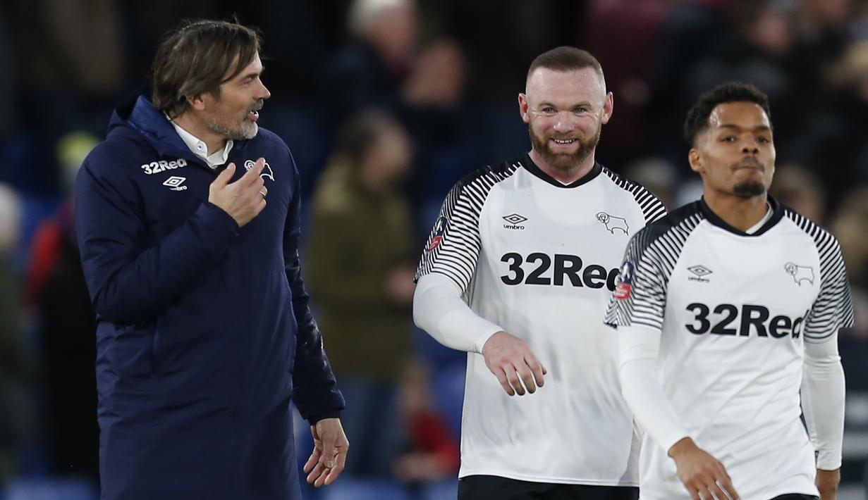 Manajer Derby County, Phillip Cocu, berdiskusi dengan Wayne Rooney usai laga Piala FA di Stadion Selhurst Park, London, Minggu (5/1). Palace kalah 0-1 dari Derby. (AFP/Ian Kington)