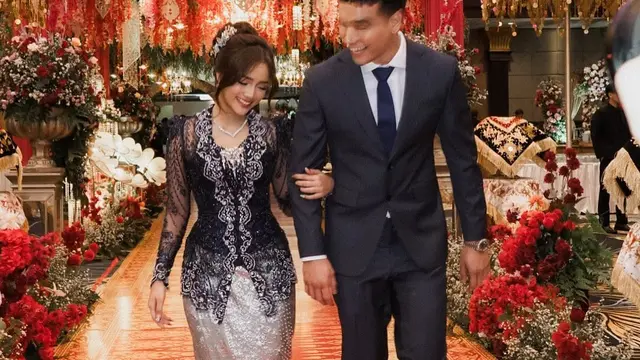 6 Pesona Fuji An dalam Kebaya Mewah Biru Navy di Momen Akad Nikah Sang Kakak, Frans Faisal